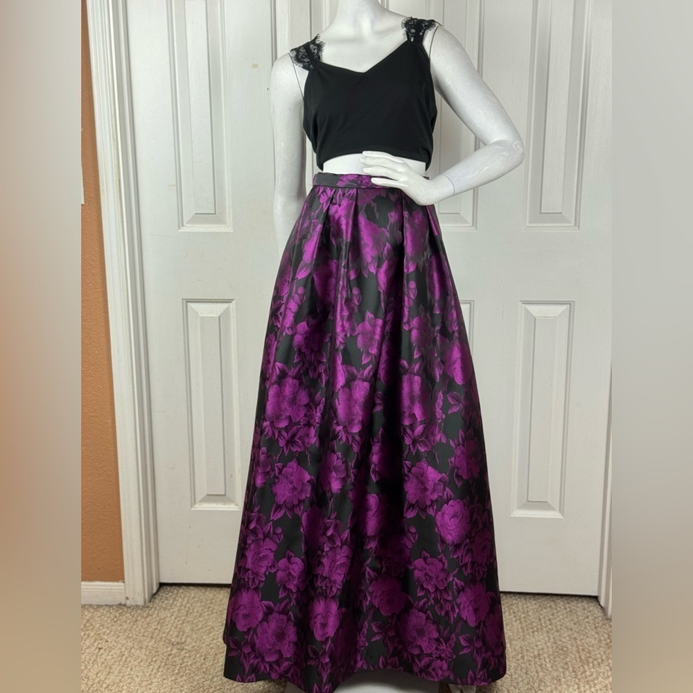 Xscape Purple Floral Long Skirt Gown Size 2 Damask Prom Wedding Metallic. C12